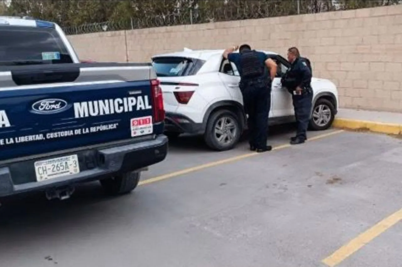 En plena ola de calor, trabajadora del IMSS deja a su hijo encerrado en vehículo