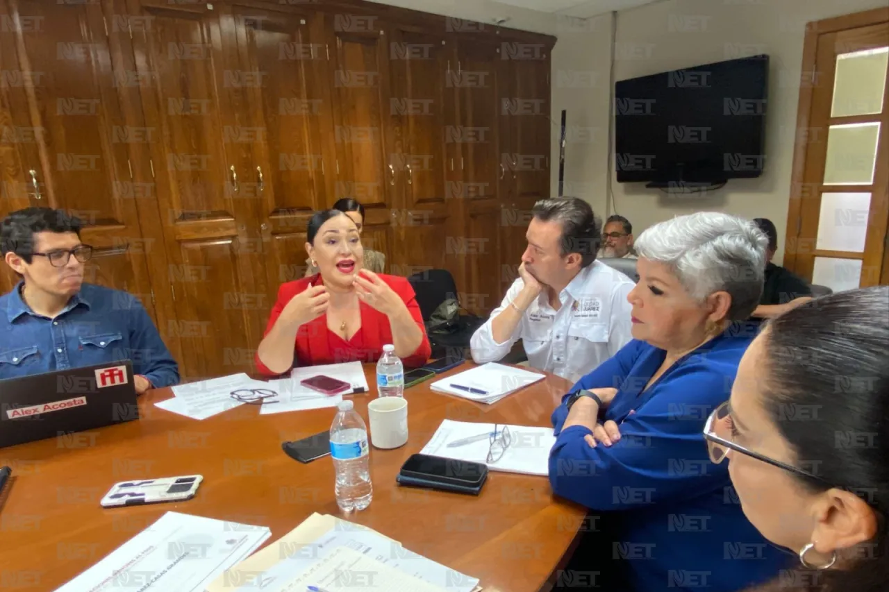 Acusan bloqueo de banquetas por agencias de autos; regidores buscan solución