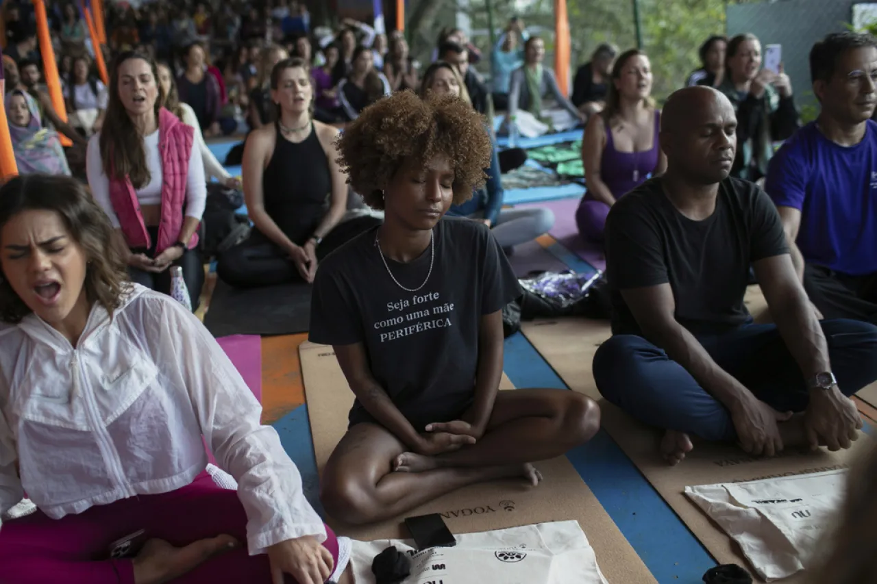Cantante de música hindú inaugura proyecto de yoga en las favelas de Brasil