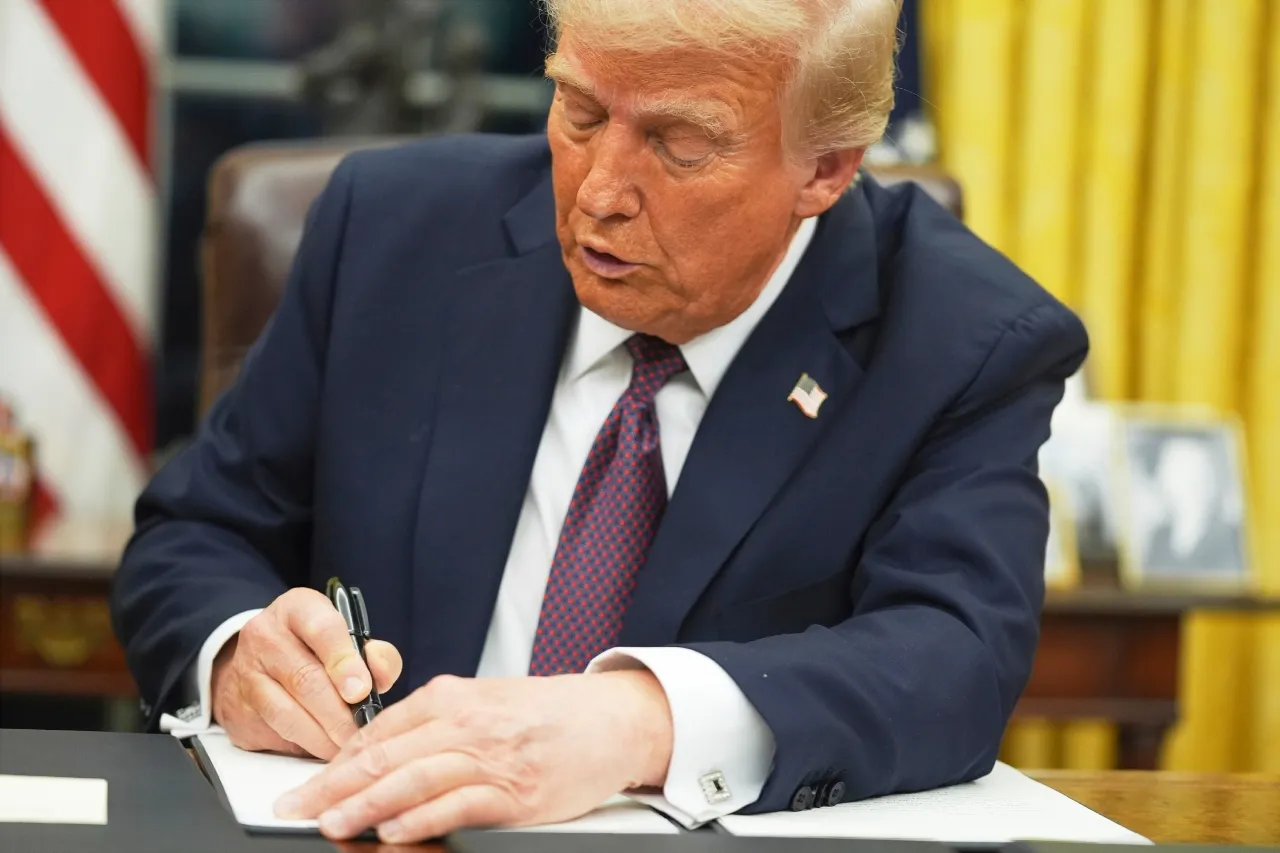 Juez pausará orden de Trump contra ciudadanía por nacimiento