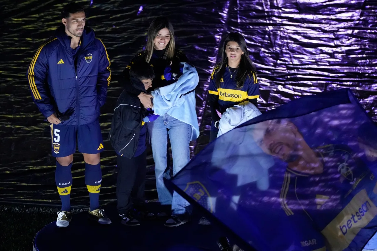 Leandro Paredes llega a Boca entre la fiesta de los hinchas