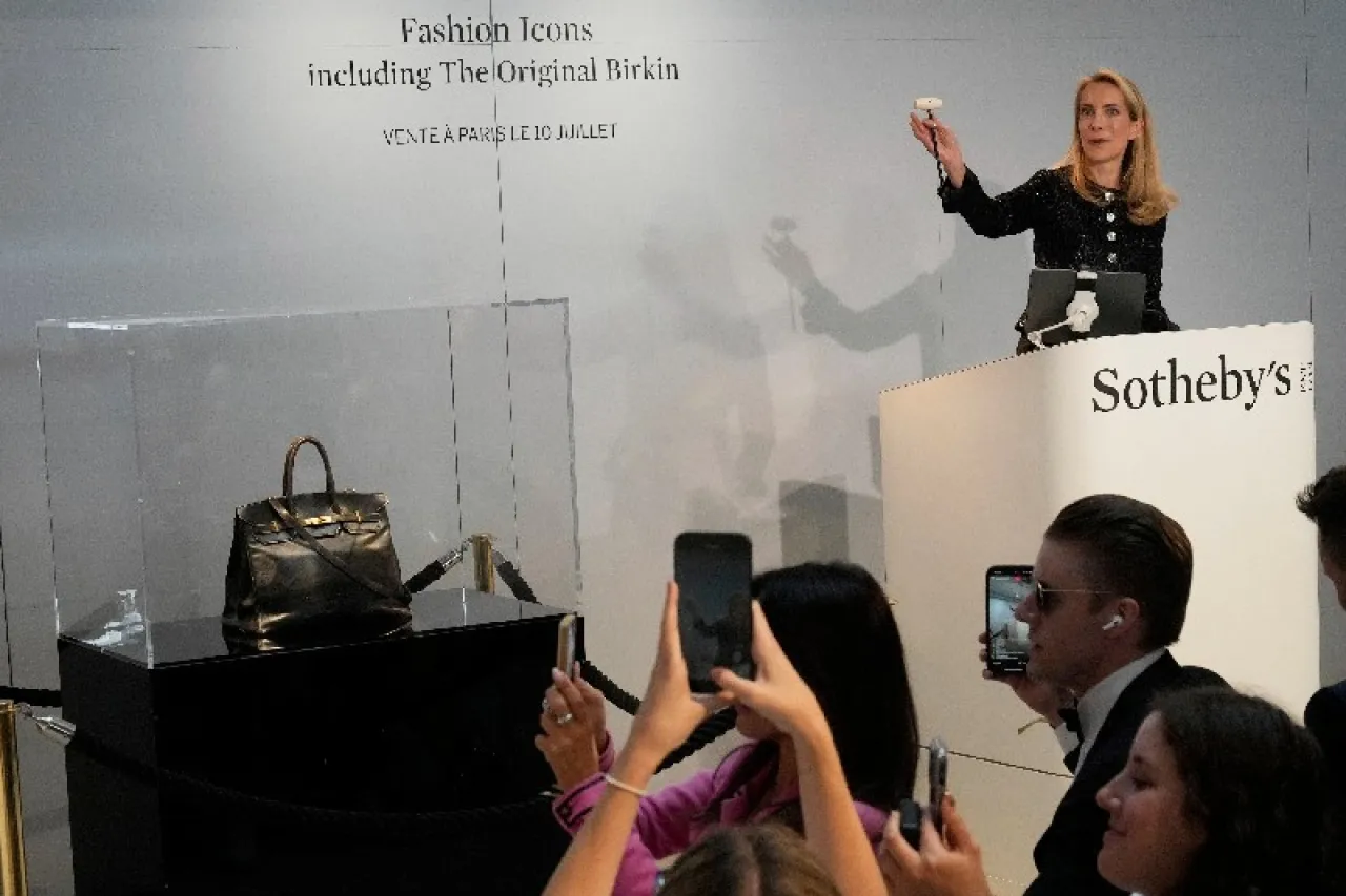 Subastan primera bolsa de Birkin en 7 millones de euros