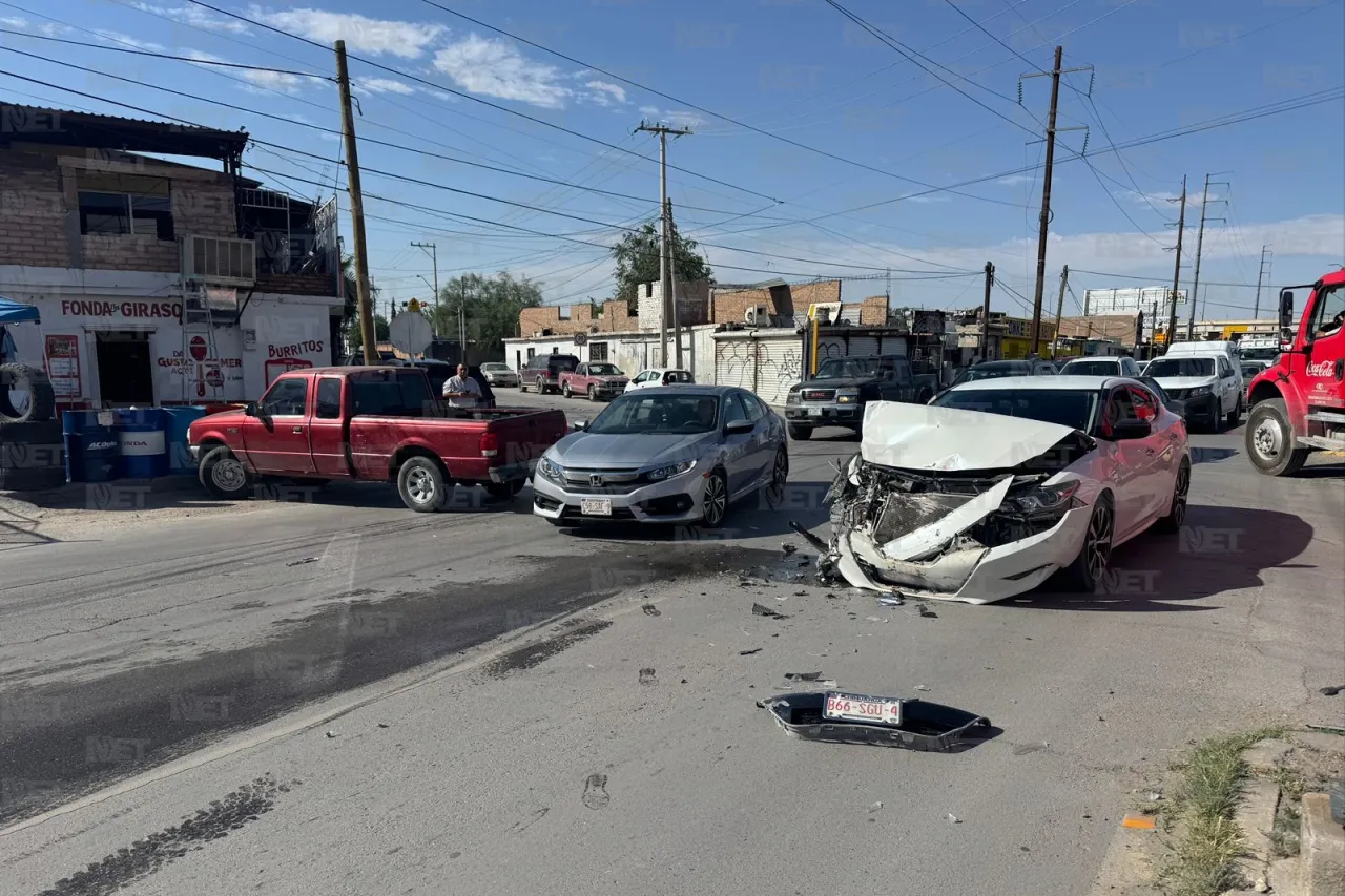 Accidente vial en la Adolfo López Mateos complica el tráfico