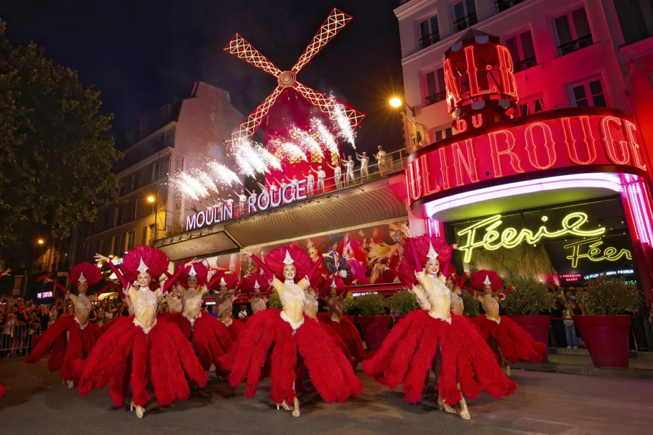 Restauran las aspas del icónico Moulin Rouge y giran de nuevo