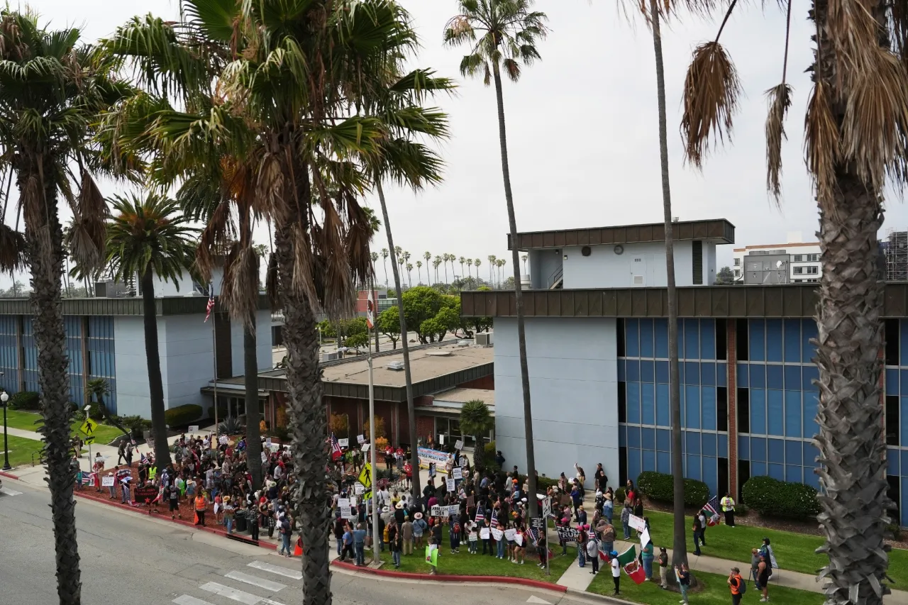Jueza prohíbe a gobierno de Trump arrestos indiscriminados en California