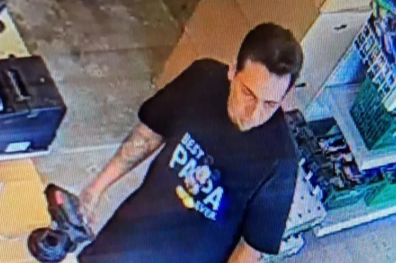 El Paso: Lo busca la Policía por destrozar parabrisas de otra persona