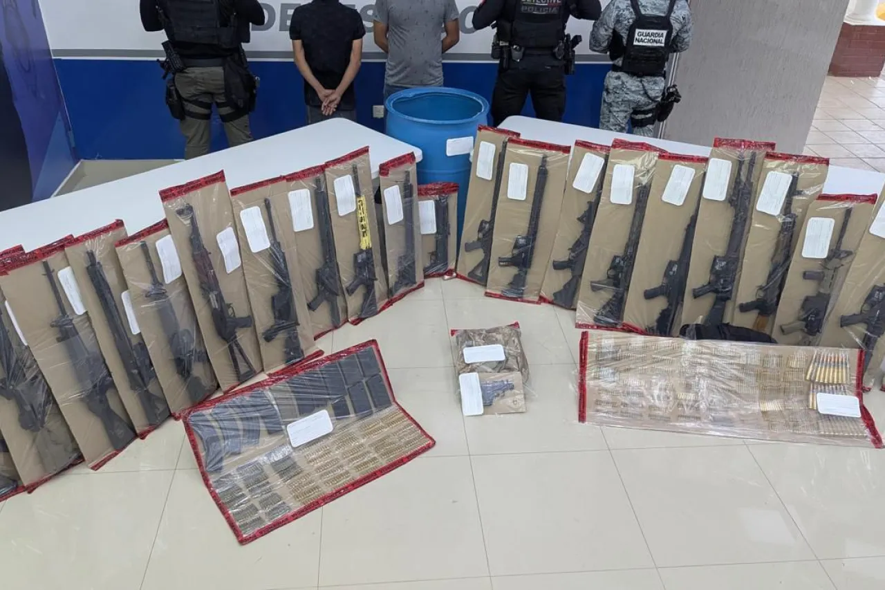 Detiene SSPE a 18 hombres y 2 mujeres con armas y drogas