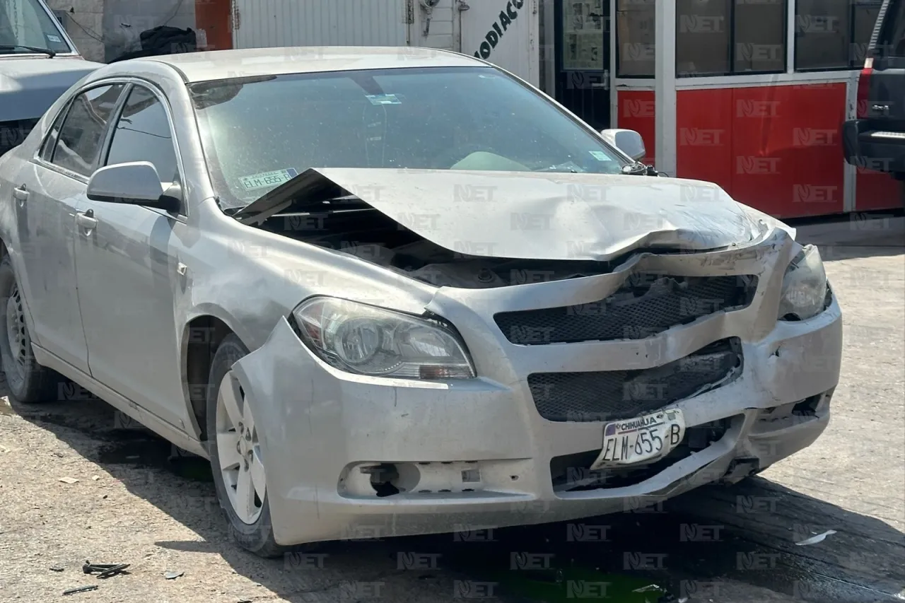 Conductor distraído choca contra puesto de comida y auto estacionado