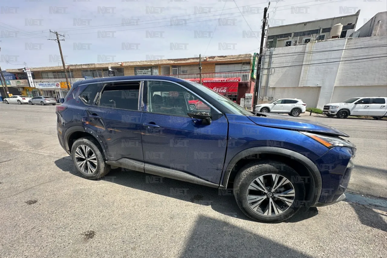 Conductor distraído choca contra puesto de comida y auto estacionado