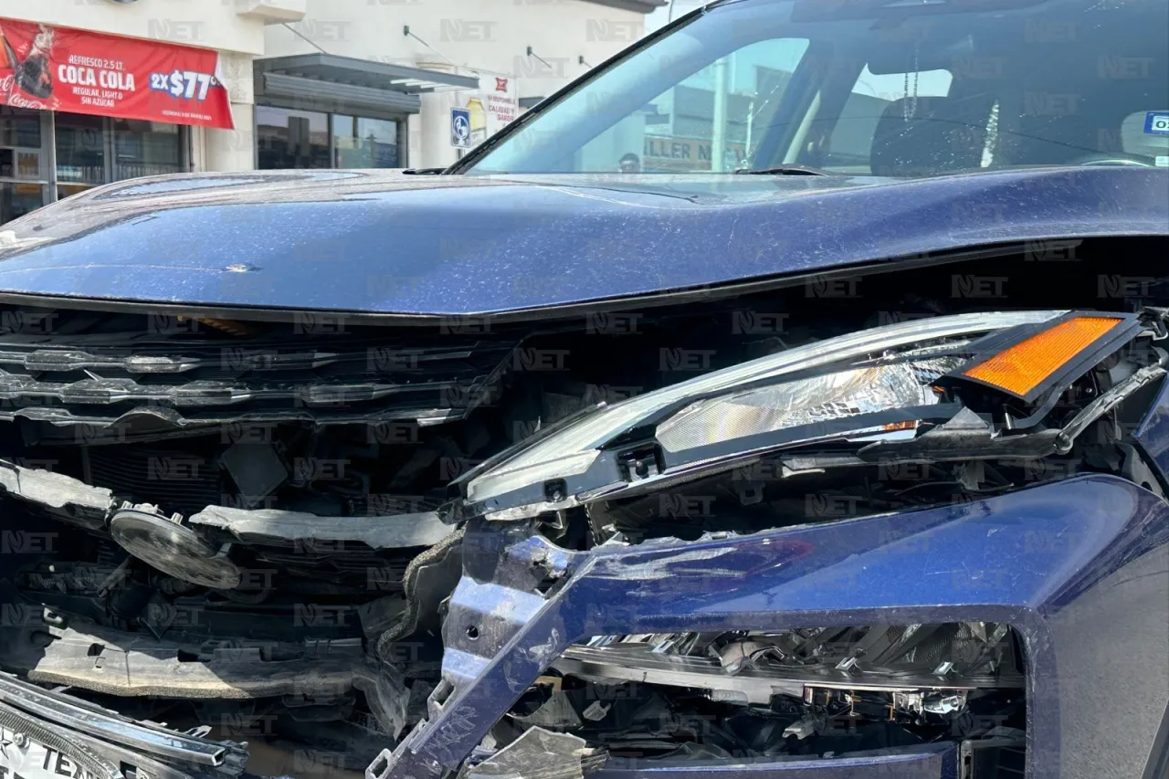 Conductor distraído choca contra puesto de comida y auto estacionado