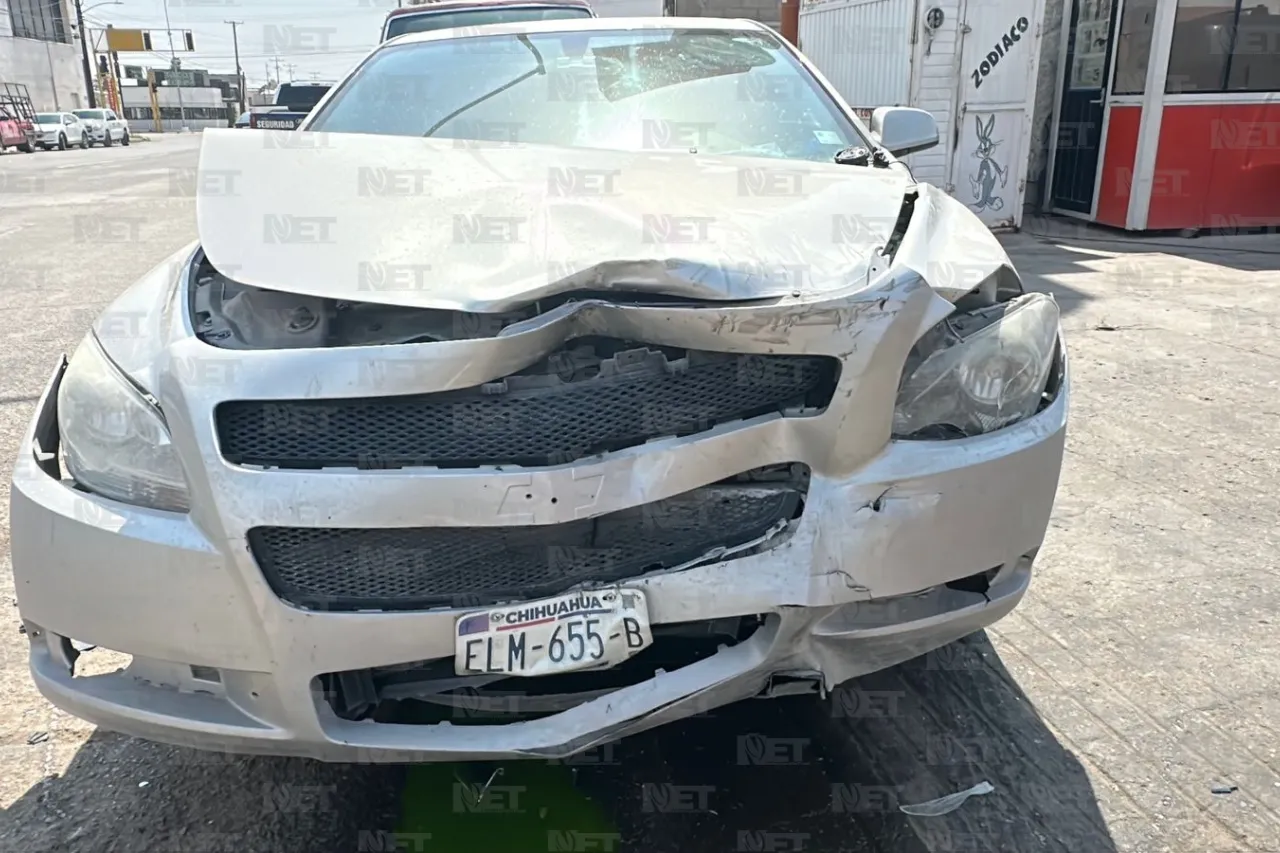 Conductor distraído choca contra puesto de comida y auto estacionado