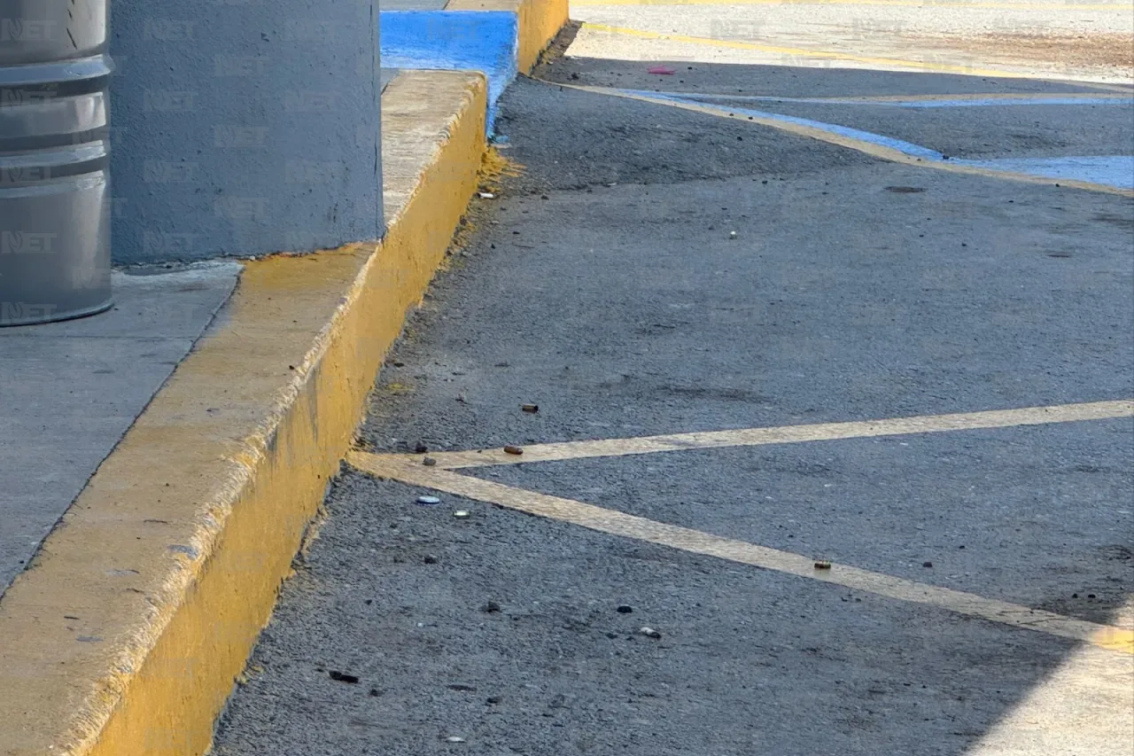 Atacan a tiros a vehículo afuera de tienda en la colonia Industrial