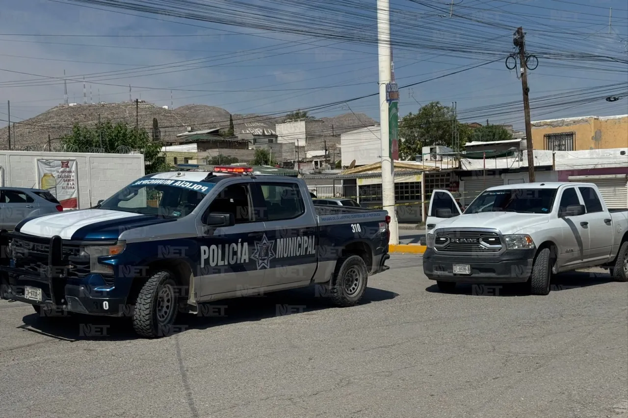 Atacan a tiros a vehículo afuera de tienda en la colonia Industrial