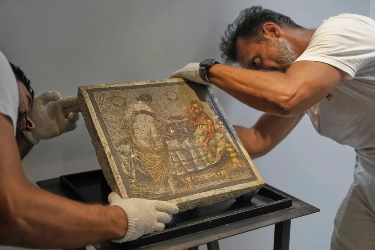 Mosaico erótico robado en la Segunda Guerra Mundial regresa a Pompeya