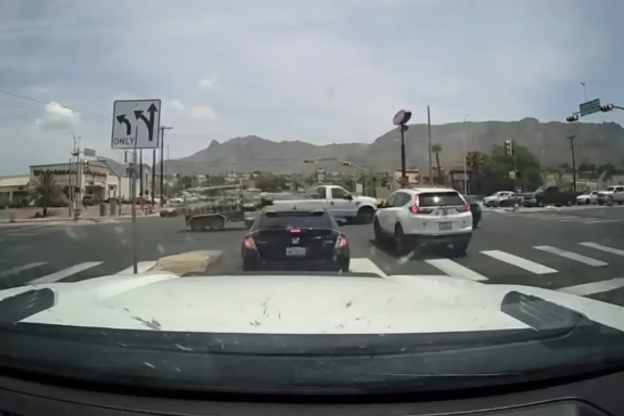 El Paso: Omite semáforo en rojo, choca y huye
