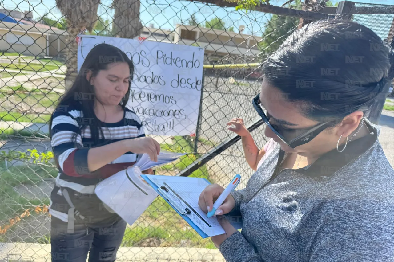 Padres y maestros se manifiestan contra directora de primaria Miguel Hidalgo