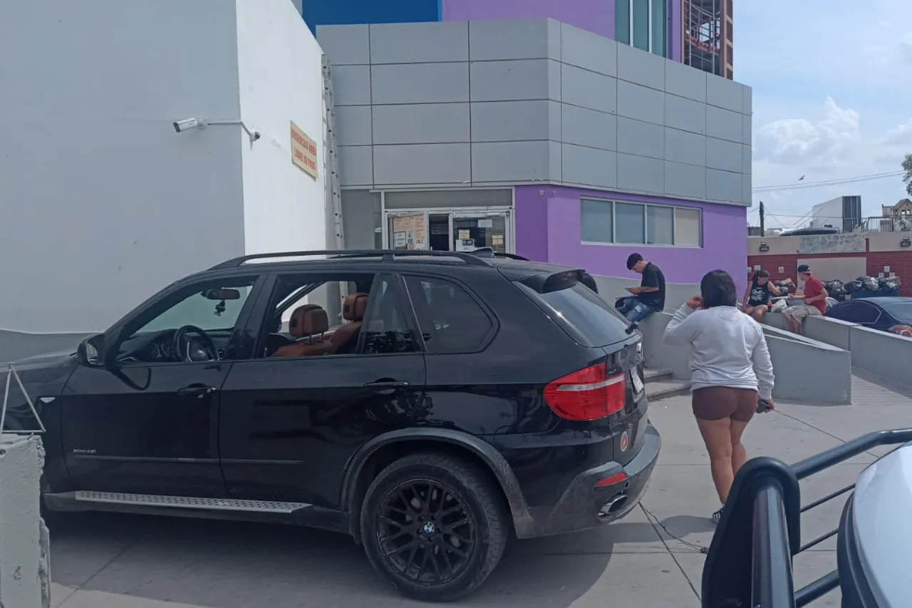 Policías auxilian a mujer que entró en labor de parto en vía pública