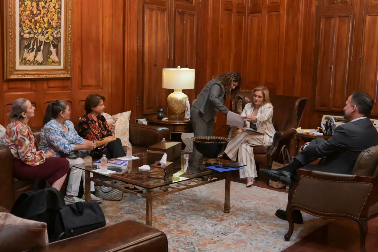 Se reúne Maru con activistas y representantes de colectivos de mujeres