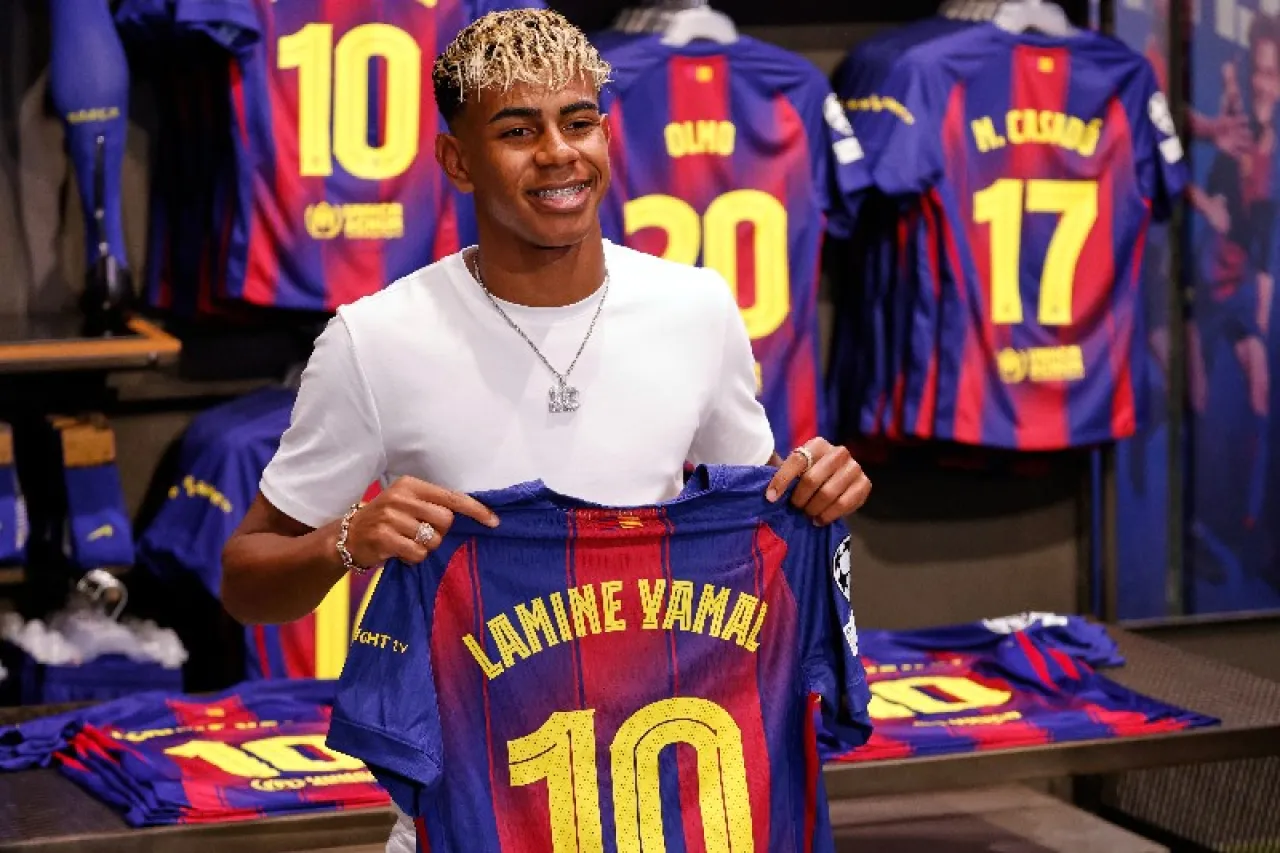 Tras escandalo, Barça le da a Lamine Yamal la jersey número 10