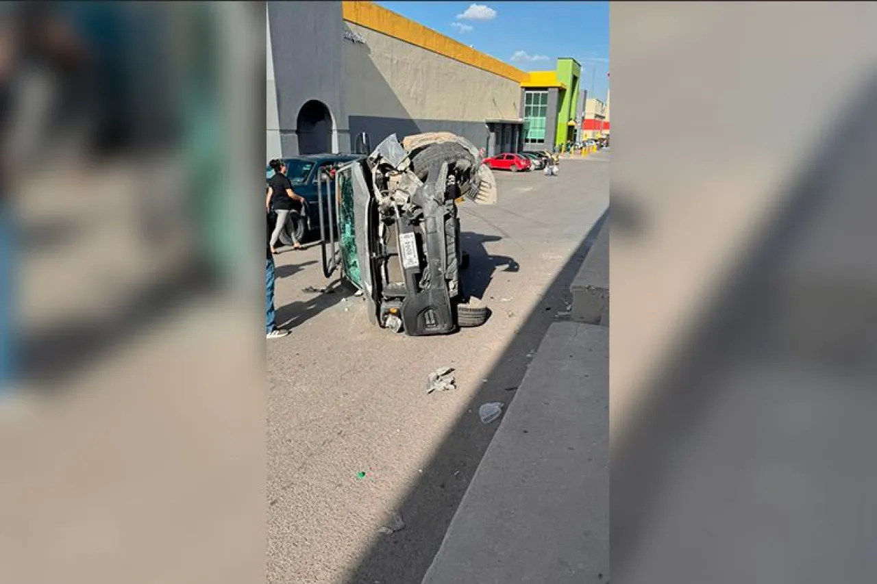 Choca varios vehículos, intenta huir pero vuelca