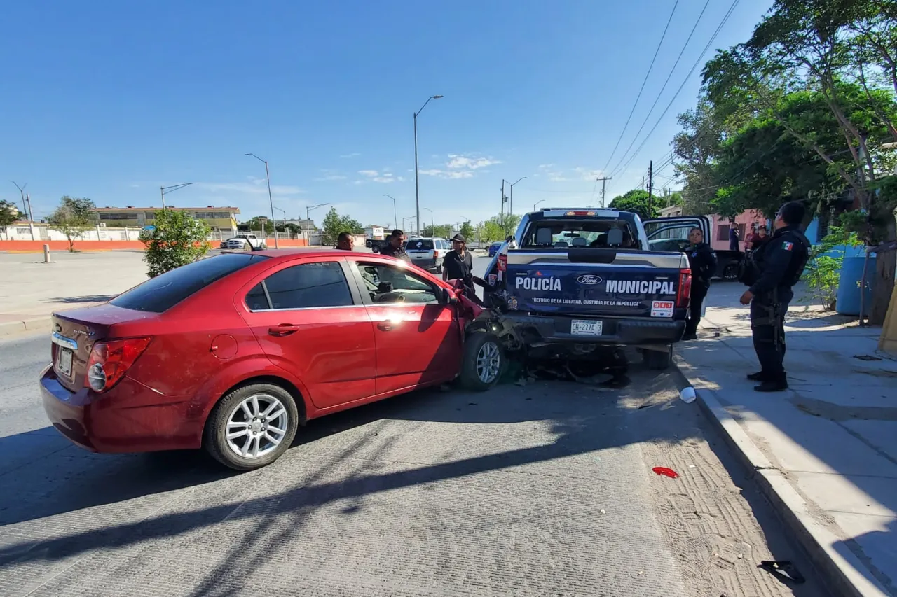 Se impacta auto contra patrulla en Miguel de la Madrid