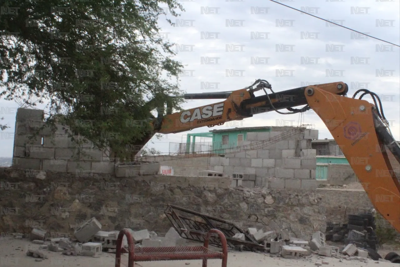 Tiran vivienda construida irregularmente sobre muro de arroyo