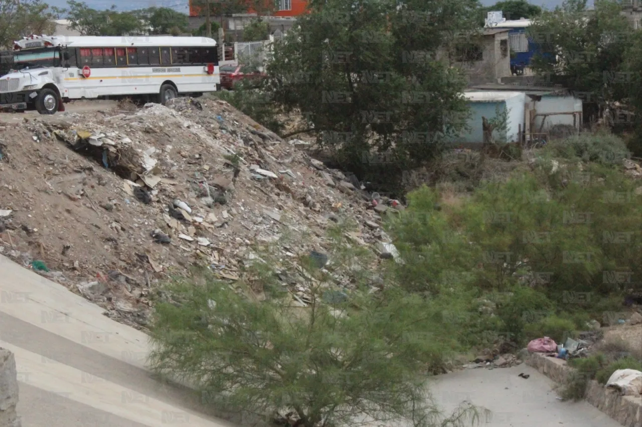 Tiran vivienda construida irregularmente sobre muro de arroyo