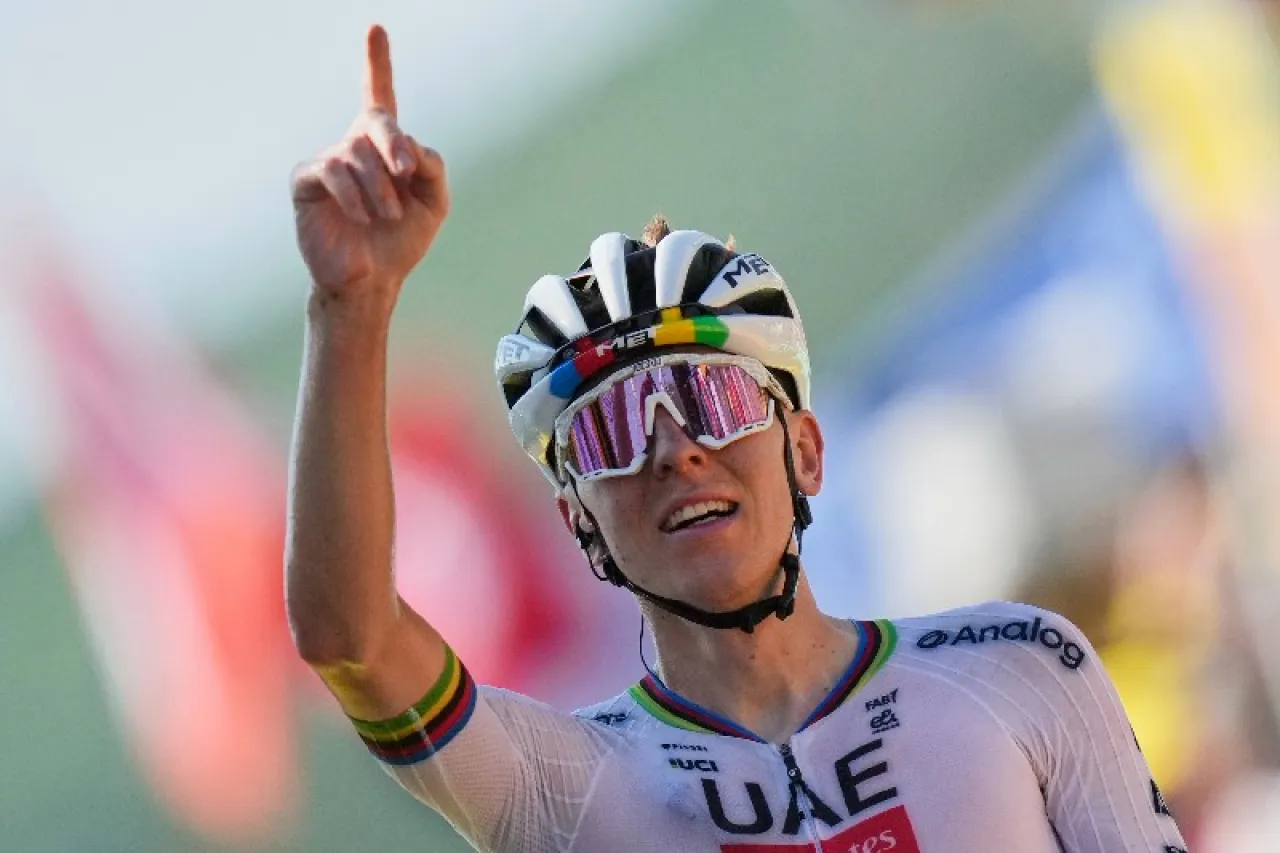 Tadej Pogačar se levanta, domina etapa y recupera cima en Tour de Francia