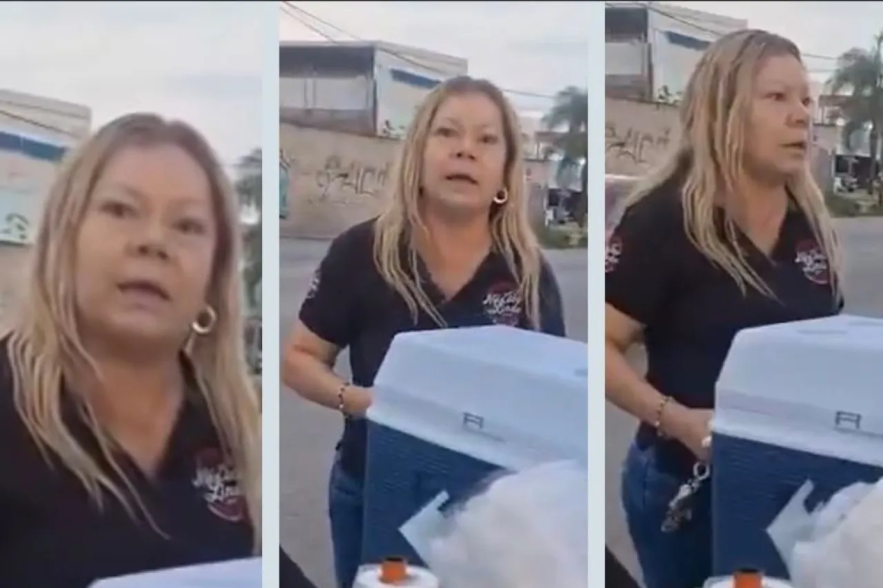Video: Mujer tira puesto de tamales tras discutir por estacionamiento