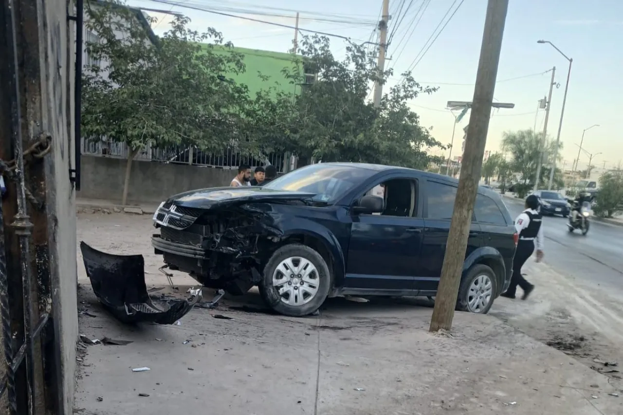 Camión de personal choca contra camioneta y deja varios lesionados