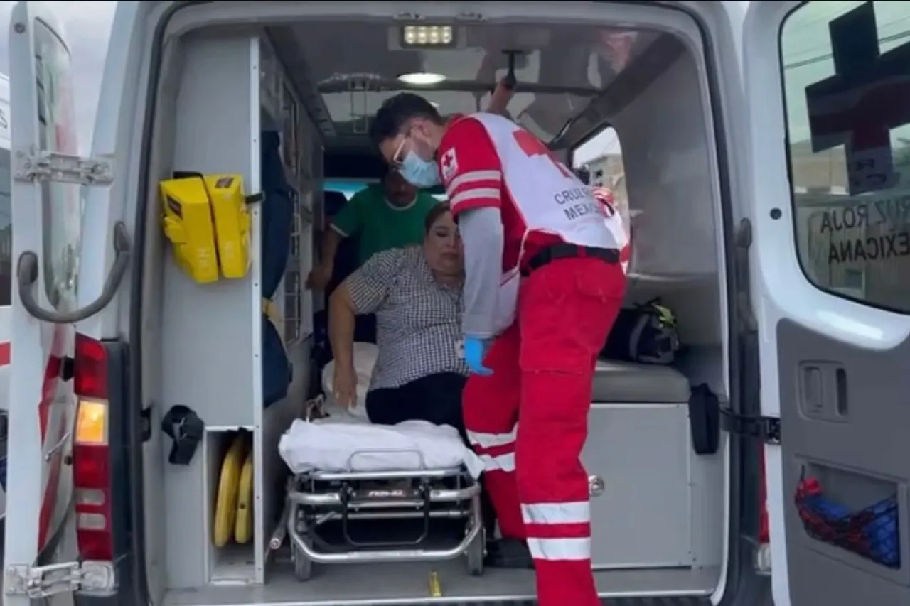Camión de personal choca contra camioneta y deja varios lesionados