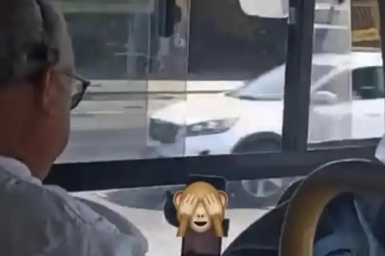 Chofer de transporte es exhibido por ver video XXX y usar licencia falsa