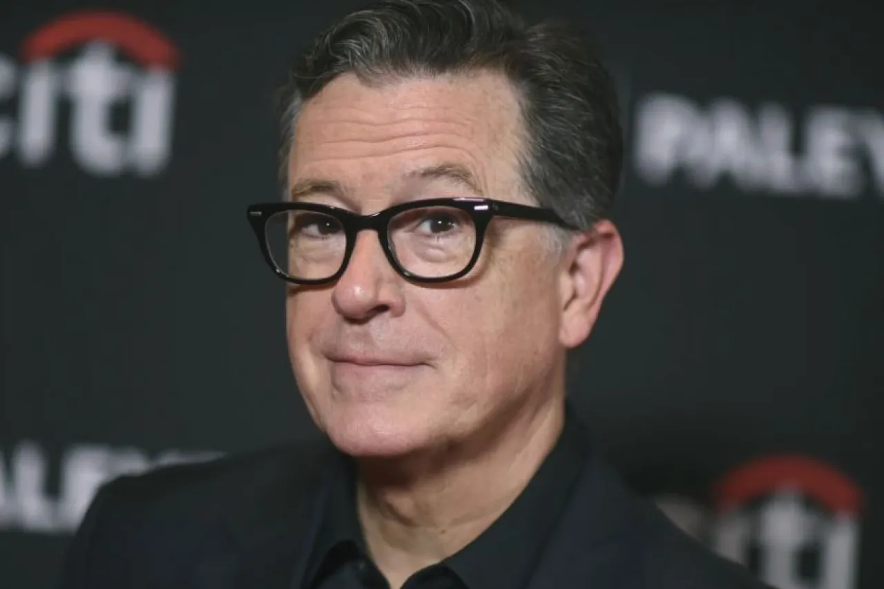 Sigue la polemica por cancelación de 'Late Show' de Stephen Colbert
