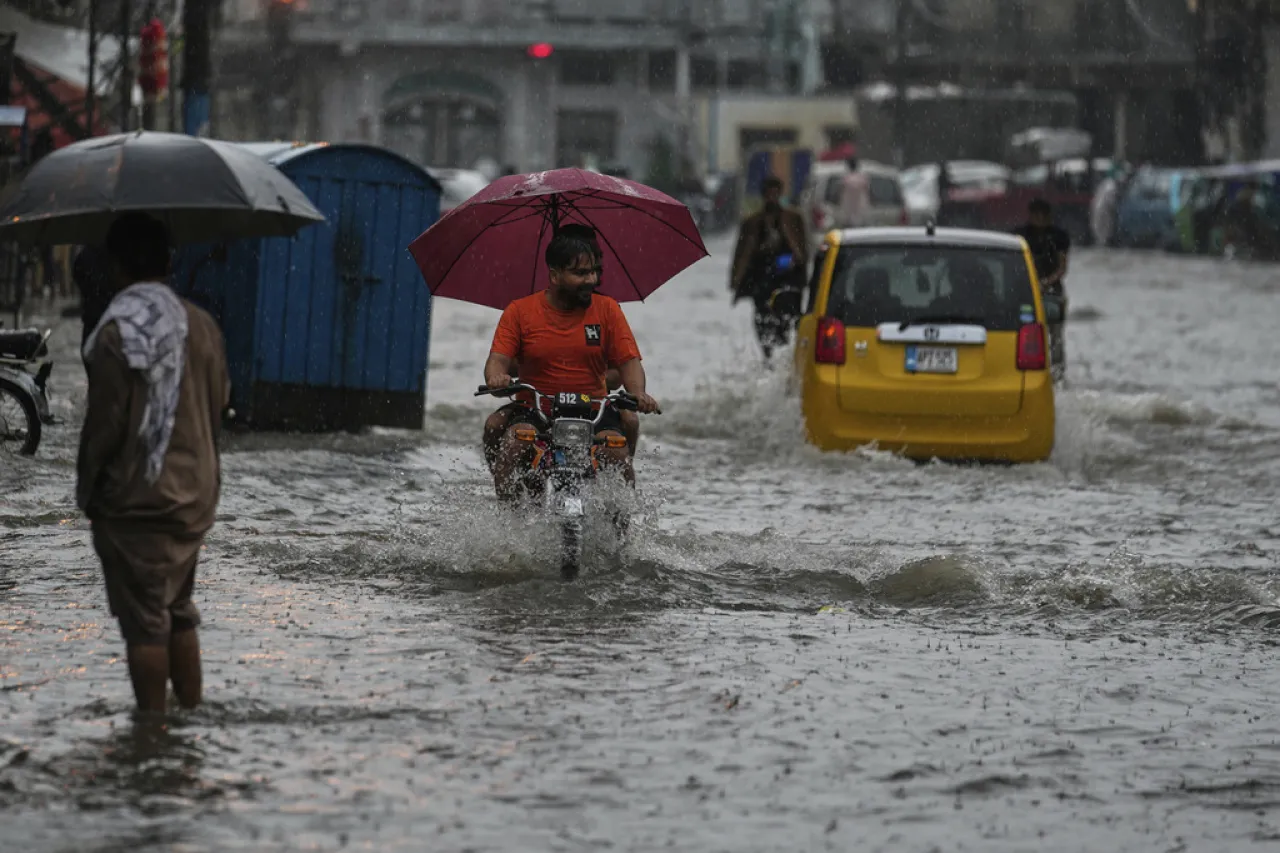 Lluvias monzónicas dejan 54 muertos en un día en el este de Pakistán