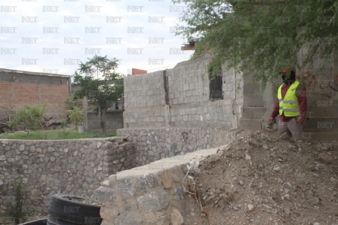 Tiran vivienda construida irregularmente sobre muro de arroyo