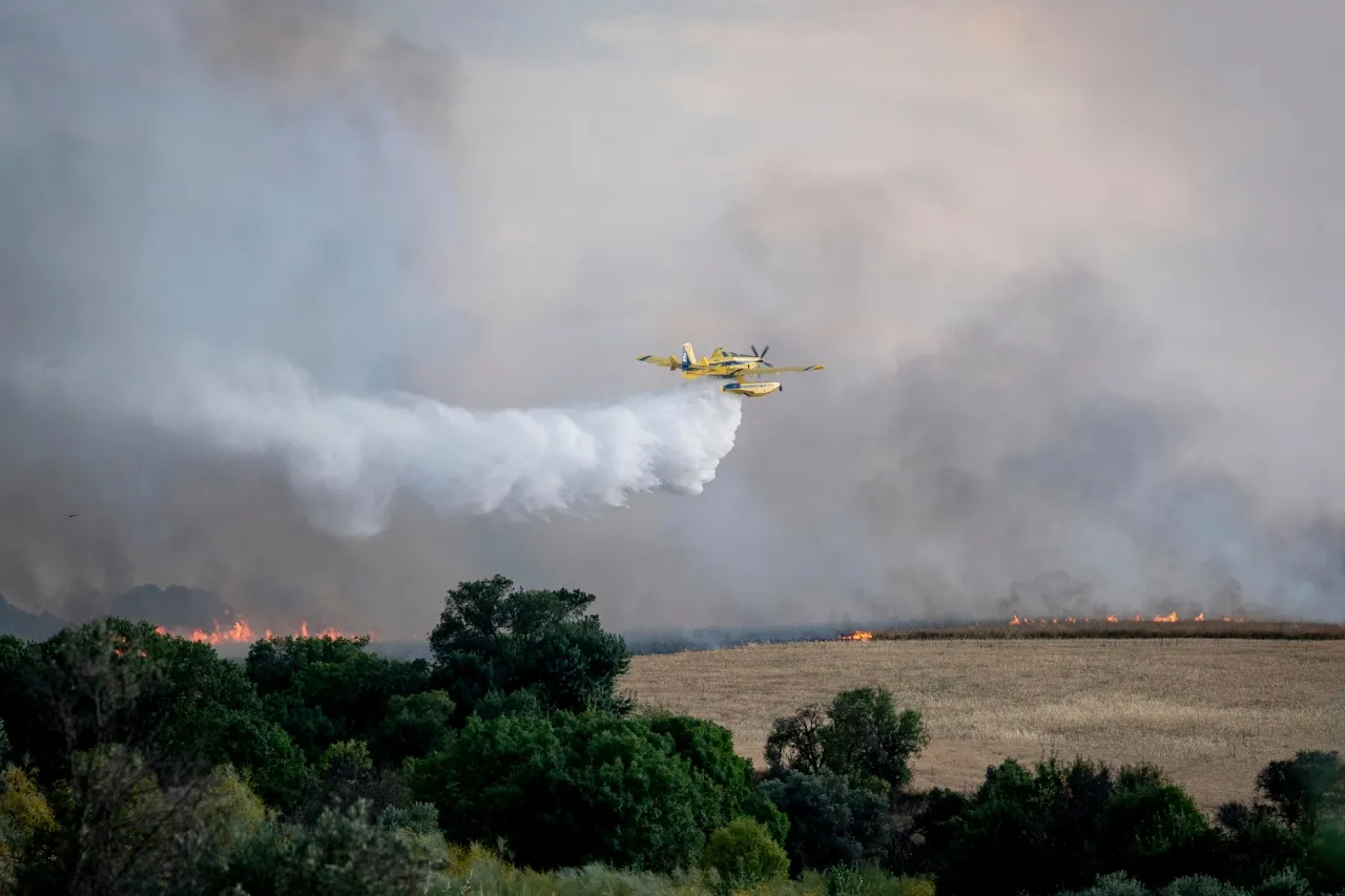 Un incendio forestal descontrolado envía una nube de humo sobre Madrid