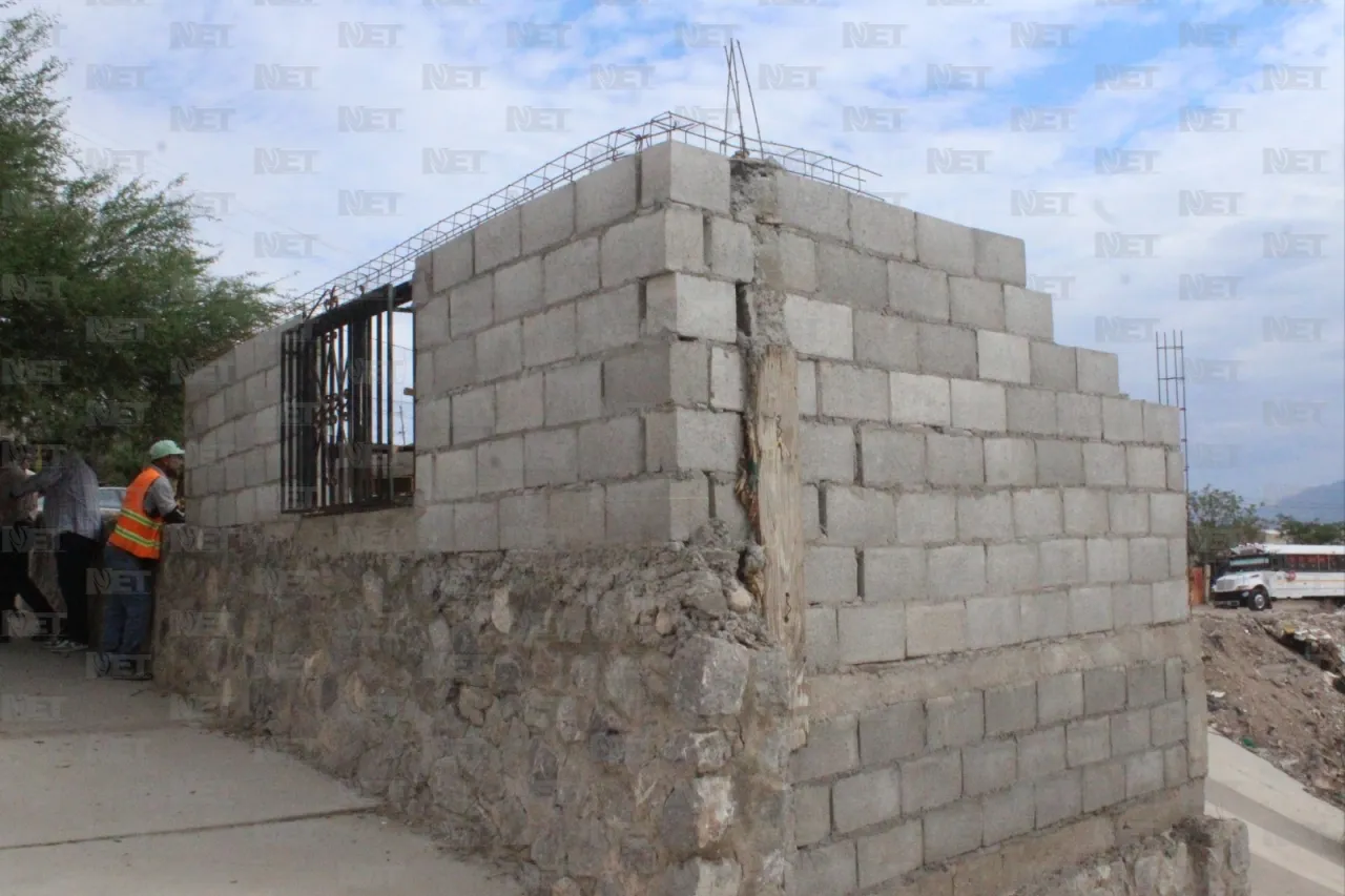 Tiran vivienda construida irregularmente sobre muro de arroyo