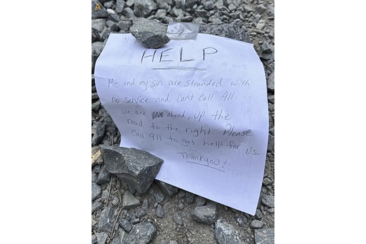 Rescatan a madre e hijo de bosque gracias a notas dejadas en las piedras