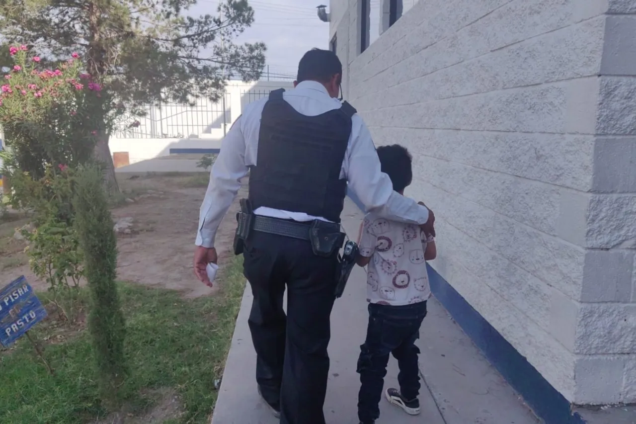 Aseguran a niño que caminaba solo en calles de Juárez