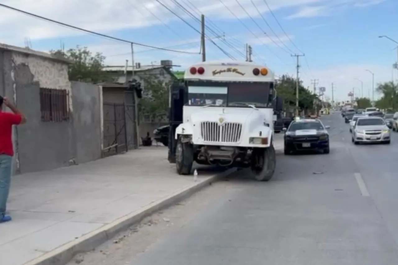 Camión de personal choca contra camioneta y deja varios lesionados