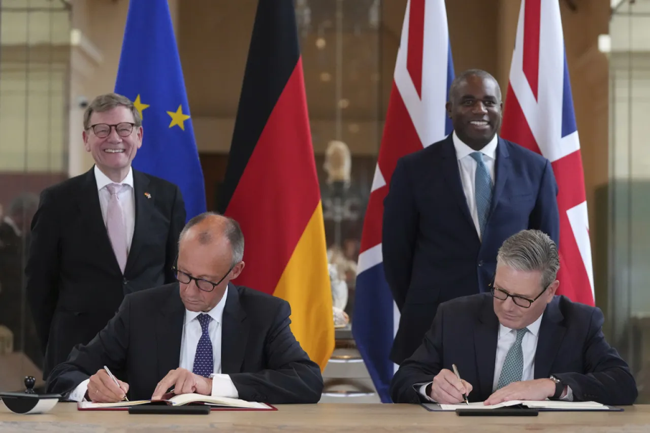 Reino Unido y Alemania firman tratado histórico de defensa y migración