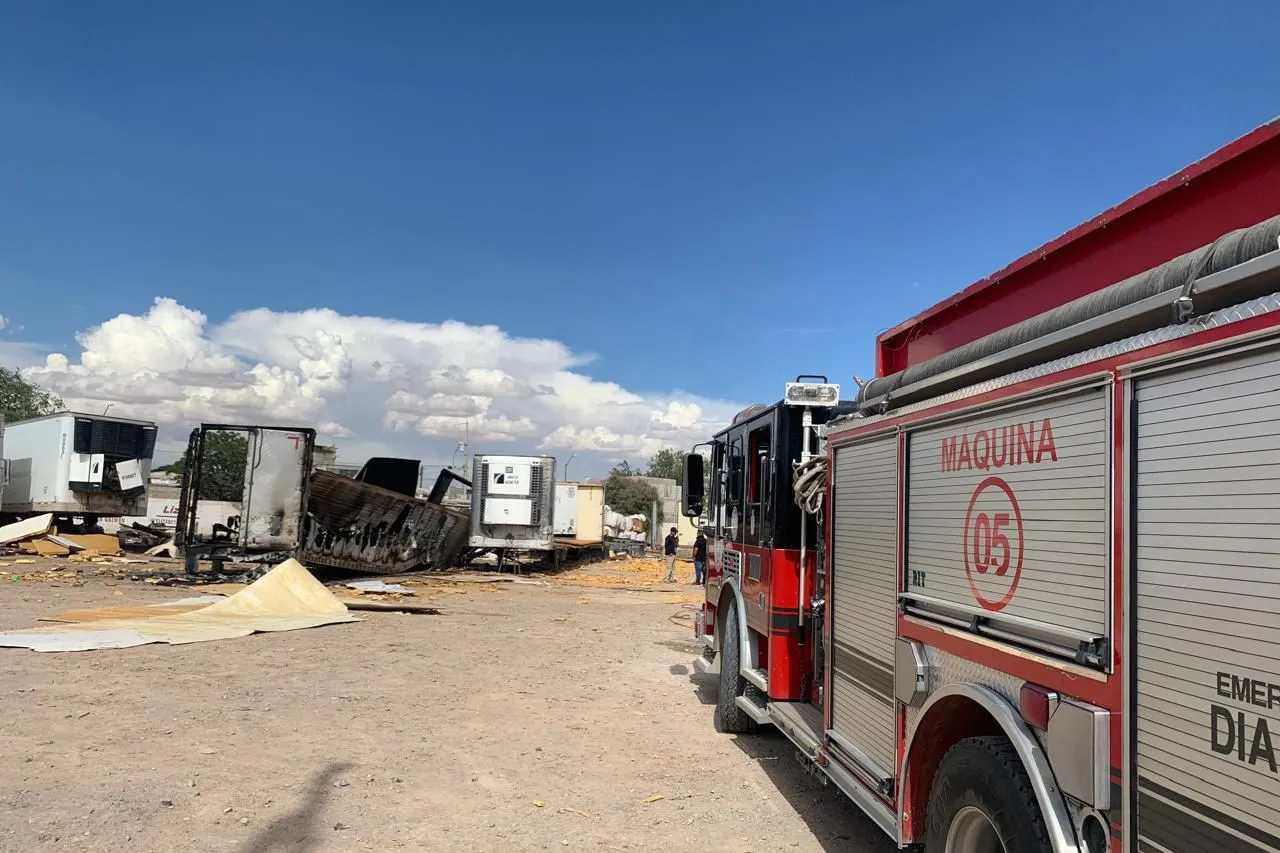 Bomberos sofocan incendio en caja de tráiler