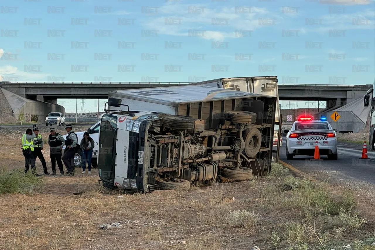 Vuelca camión de carga en carretera Juárez-Ahumada