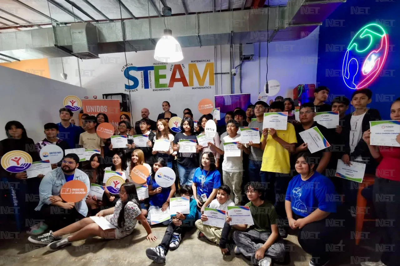Alumnos de secundarias concluyen campamento de verano en Fab Lab Móvil