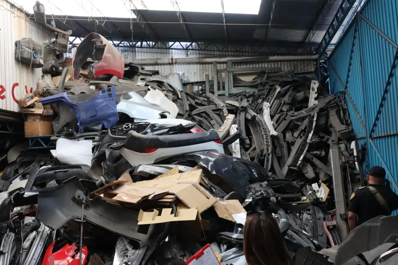 Aseguran casi mil toneladas de autopartes presuntamente robadas en CDMX