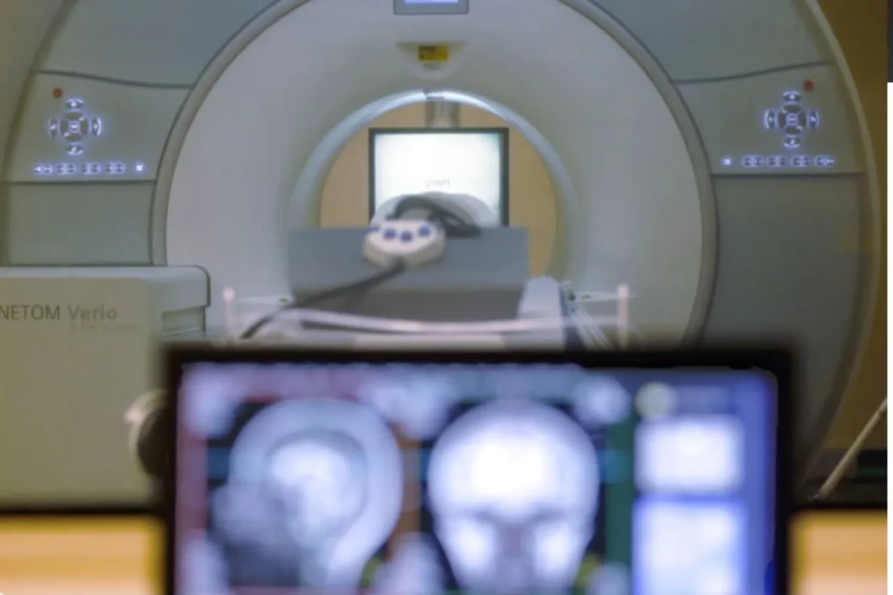 Hombre arrastrado por resonancia magnética debido a un collar