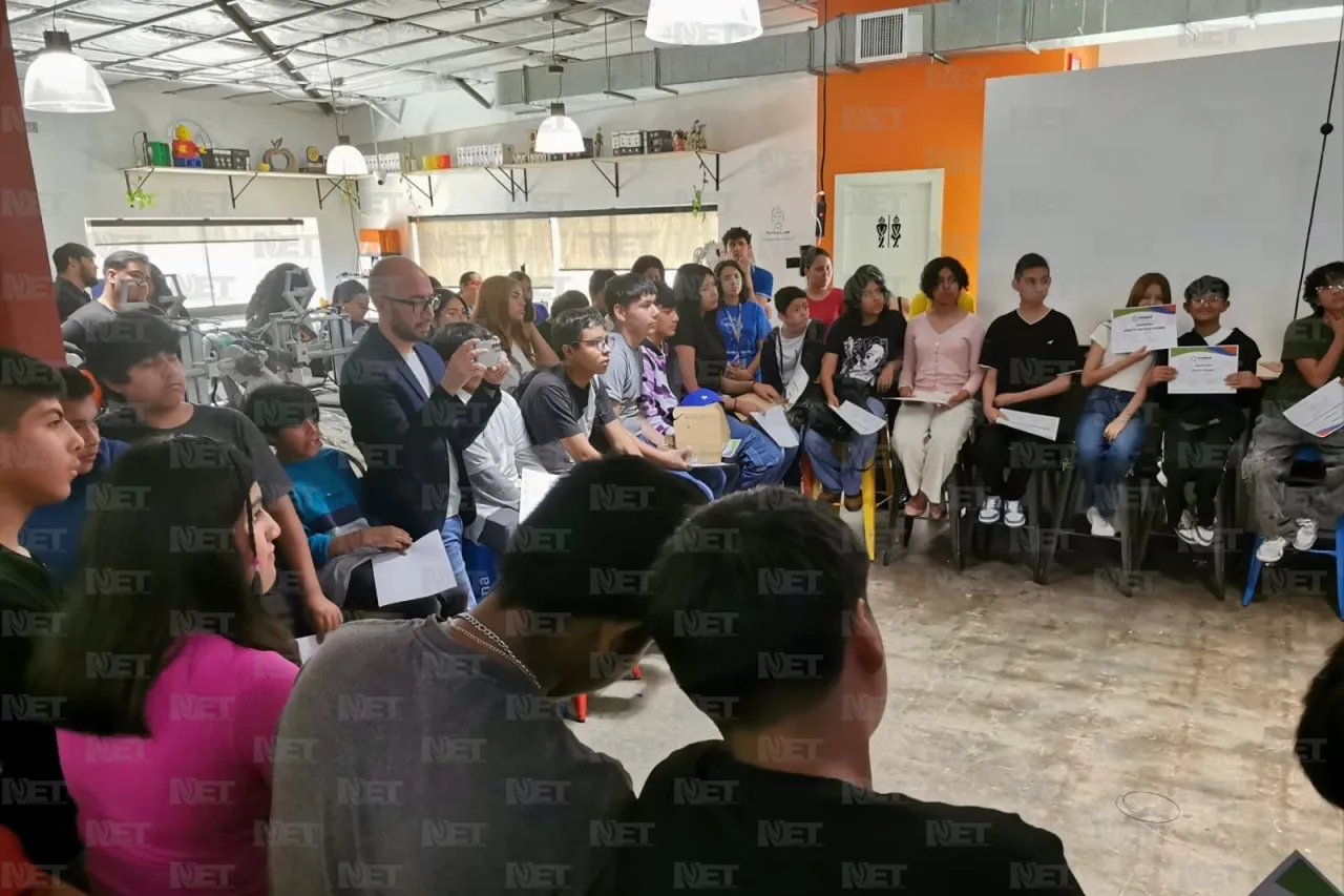 Alumnos de secundarias concluyen campamento de verano en Fab Lab Móvil