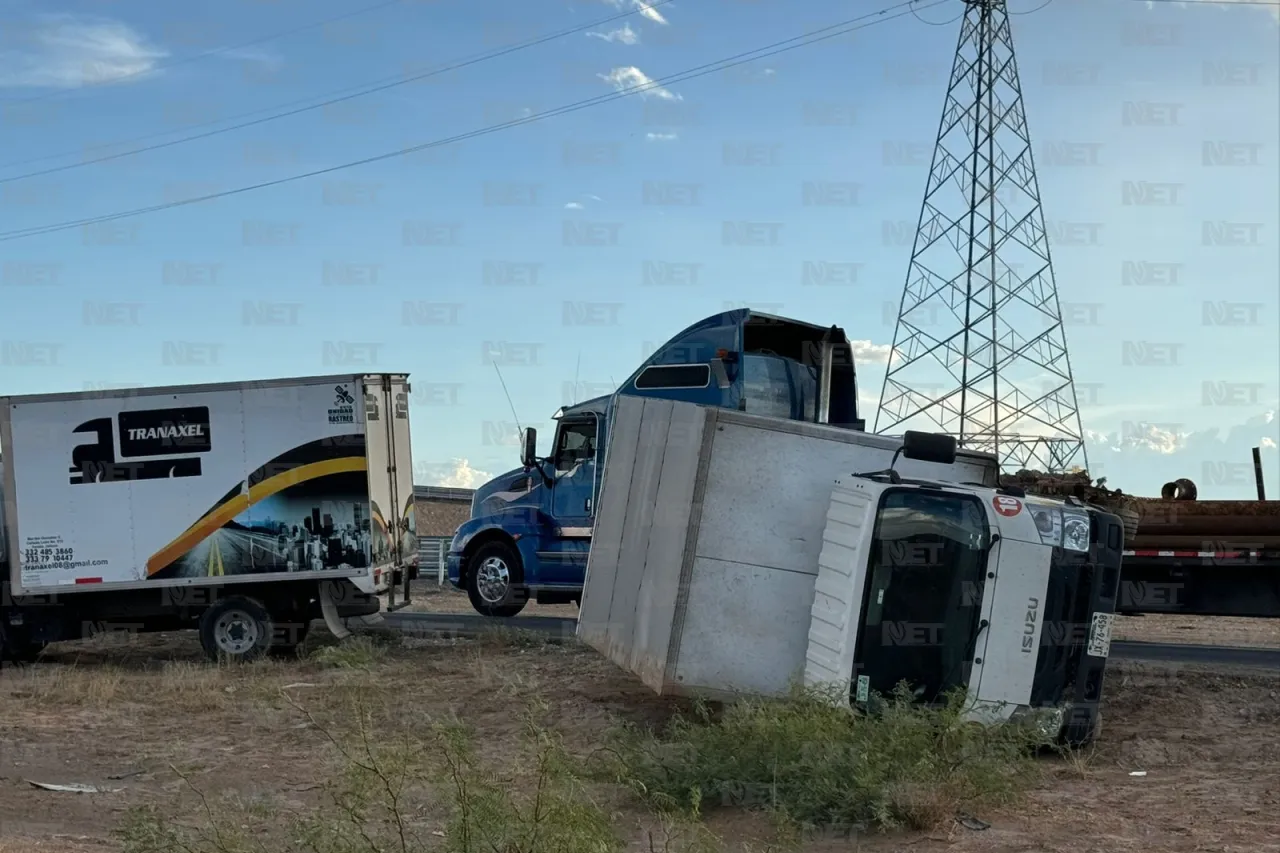 Vuelca camión de carga en carretera Juárez-Ahumada