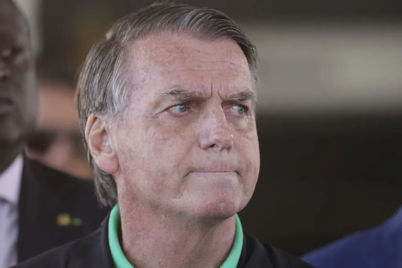Ordena Tribunal al expresidente Bolsonaro usar una tobillera de rastreo