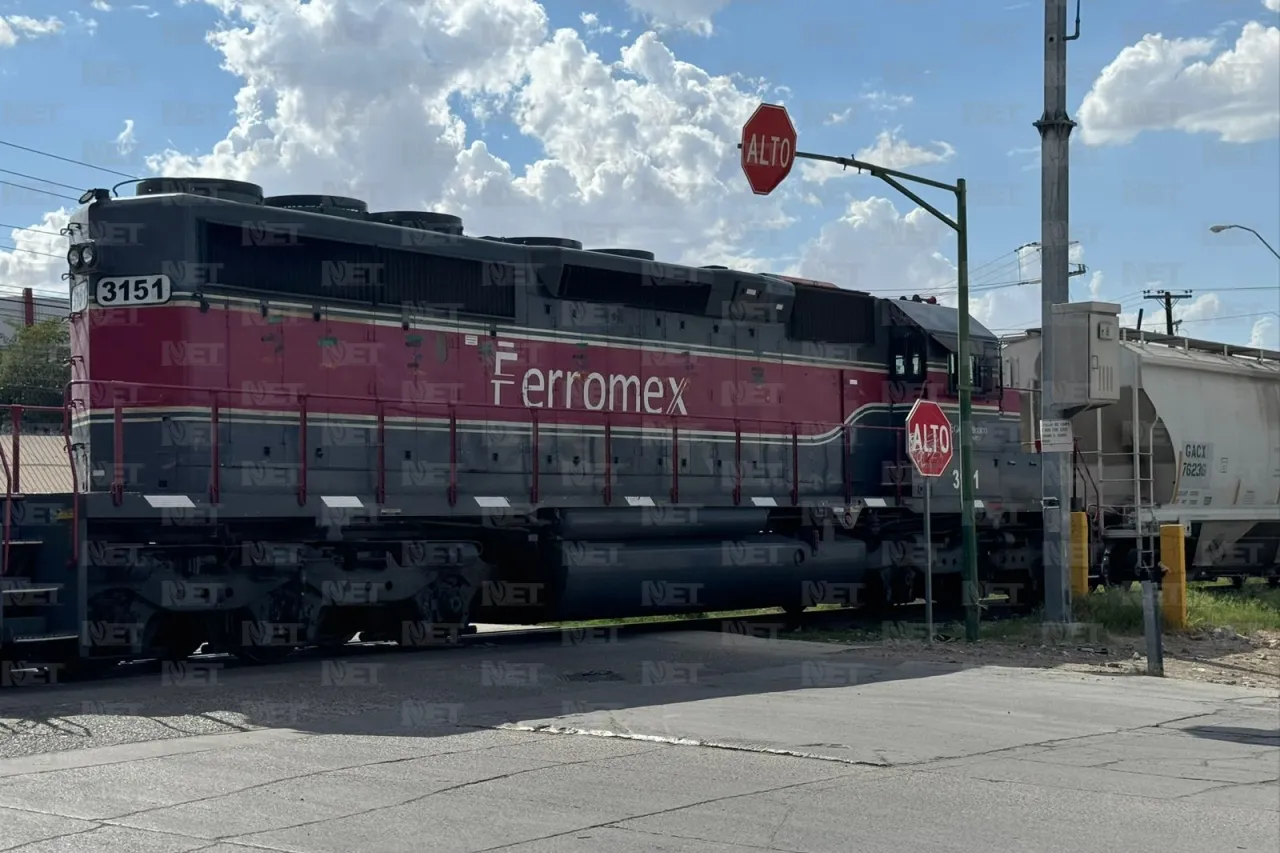 Cruza vías, es alcanzado por el tren y huye